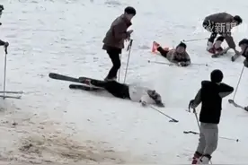 女子滑雪失控和男子撞满怀，原来滑雪也能遇到“真爱”，缘分呀图片