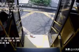 网传“公交车关门过快将小孩卷车底”？公交公司：没被卷入车底，只是擦伤，已教育员工图片