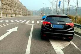 新手司机害怕倒车，那是因为不会6个倒车技巧，掌握便能放心倒车图片