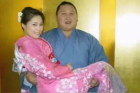 日本美女，争着抢着嫁给“大胖子”相扑手，到底图什么？图片