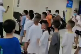 小学生唱着孤勇者排队割包皮，割包皮真的很时髦吗？图片