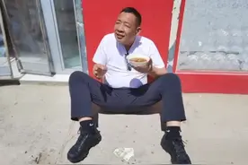 胖东来老板近照曝光，手捧面碗席地而坐，网友:谁相信他身价上亿图片