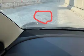 我的特斯拉居然磕穿底盘了图片