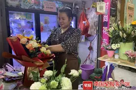 感动众多网友！她随手送出的一束花，温暖了抑郁症女孩的心图片