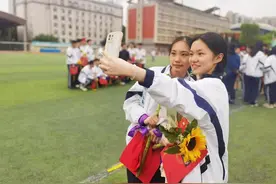 做奋进者、开拓者、领跑者！高三学生在成人礼上喊出铮铮誓言图片