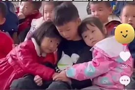 幼儿园小女生“撒娇”现场，网友笑言在看偶像剧：这也太甜了图片