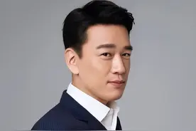 演员王耀庆：为了不搬家娶了房东女儿，婚后生两子，幸福美满图片