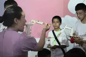 上理开放日，孩子们体验神奇的机械手臂图片