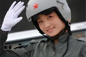 空军英烈余旭同志墓：一年四季鲜花环绕，墓碑前还摆放战机模型图片