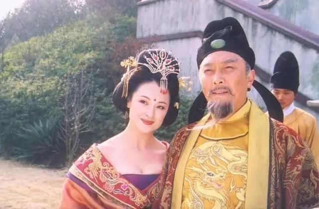 “春风拂槛露华浓”的“槛”是啥意思？读kan还是jian，我告诉你
