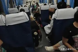 火车硬座车厢的夜晚真难熬，睡不着、睡不好，百人百睡态图片
