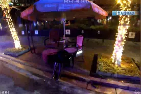 她深夜昏睡在路边，手机也不见了！过路市民赶紧报警图片