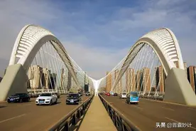 太原南中环桥抢修斜拉钢索掉落，桥梁封闭两条公交线路缩线绕行图片