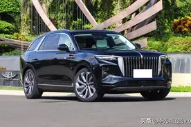 中国第一个拥有汽车的人，让司机爬着开车，以表示尊重图片