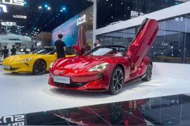 造型炫酷，配电动剪刀门、软顶敞篷，名爵Cyberster正式亮相图片