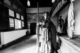 她是杨家将中的传奇女将，老太君认她为义女，杨六郎送她烧火棍图片