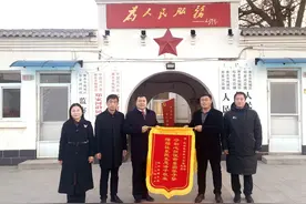 衡水桃城中学领导为郑家河沿镇政府及有关部门赠送锦旗表示感谢图片