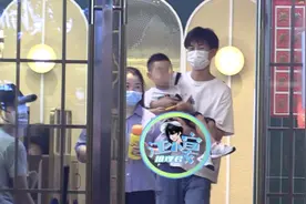 赵丽颖儿子罕见现身，跟着爸爸冯绍峰参加聚会，想想被赞眼睛大图片