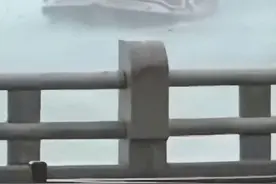 厦门一轮渡海上突遇极端天气，乘客：闪电在头顶炸开，雷劈到海浪上，和朋友算过命的交情了图片