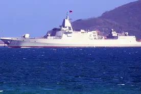 第4艘055大驱刷号，被誉为战力倍增器，是我国海军走向远洋的关键图片