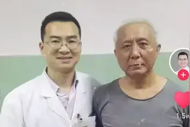 反派“肖云柱”罕露面，独自上医院看病，满头白发网友直呼认不出图片