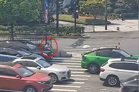 点赞！八旬轮椅老人独自坐在马路中间，紧要关头他们出现了...图片