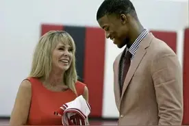 嫌13岁巴特勒太丑赶出家门，20年以后，巴特勒妈妈杰西生活如何？图片