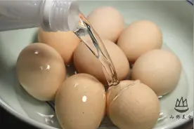 把白酒倒入鸡蛋里，作用真厉害，很多人不知道有啥用，看完涨知识图片