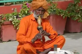 印度“蛇节”，人与蛇狂欢，耍蛇人被蛇锁喉晕厥、亲吻蛇被咬身亡图片