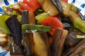 炒茄子有人过油，有人直接下锅炒都不对，教你正确做法，软绵入味图片