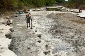 美国河流干涸，露出1.13亿年前恐龙足迹，这么多年没淤泥填盖上？图片