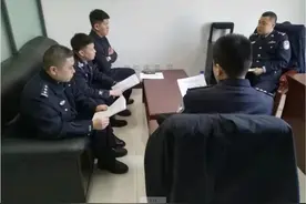 夜晚从KTV走出几名踉跄的年轻人，他们身上的特殊的味道引起民警注意……图片
