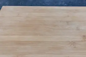 新菜板别直接用，好多人不懂，记住一招保养方法，5年不霉不开裂图片