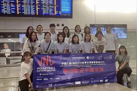 中国女排入住香港酒店！李盈莹行李箱成为焦点，机场遭遇大批球迷图片