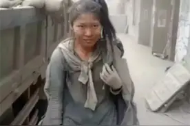 水泥妹靠卖惨走红，自称每天扛30吨水泥，骗局揭露后状况如何？图片