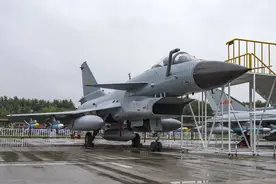 外国人如何看待歼10？动力落后、使用西方雷达，无法击败台风战机图片