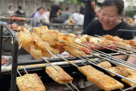 吉林街头5人吃烧烤，喝了5瓶茅台砸烂瓶子，得知真相大家肃然起敬图片