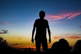 人到中年，最大的悲剧，不是没钱，而是熬不过这三道坎图片