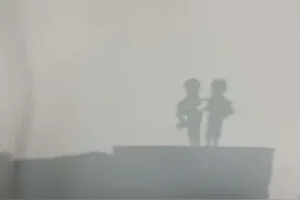 家中墙壁出现怪影，墙上还有人在动，村民好奇都来看图片