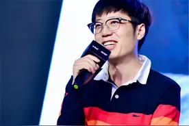 LPL解说晒出睡演播厅照片，米勒一个月没回家，管哥忙着做大盘鸡图片