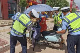 电动车禁止装遮阳棚后，多地出现新的遮阳方式，网友：都是精明人图片