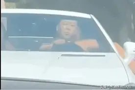 光膀子大哥很嚣张，当街拦车放狠话，警方通报却狠狠打了他的脸！图片