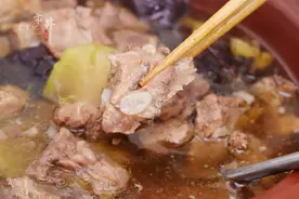 家常排骨怎么炖？记住“3少放”的窍门，肉香汤鲜，简单好吃图片