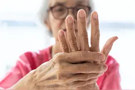 手指关节疼，是怎么回事儿？多半与这4种病因有关，早知早安心图片