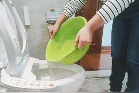 建议别直接倒水冲马桶，看似省水实则隐患大，看完记得提醒家人图片