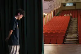 靠脱口秀吐槽3块9拖鞋爆火，前程序员邱瑞：从工具人到真实自我图片