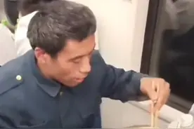 火车上用盆泡10袋泡面，农民工大哥火了：但是好事，还是坏事？图片