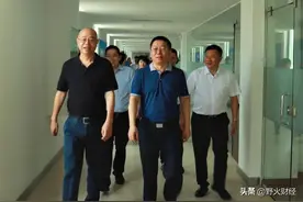 每天净赚7.9亿，53岁农行副行长卸任，去年薪酬75万图片