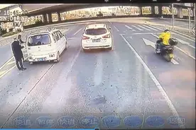 暖心！私家车抛锚堵在路口，公交驾驶员帮忙推车图片