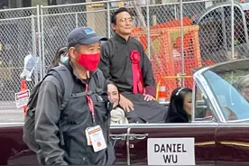 吴彦祖现身街头游行，戴红花被选为“大元帅”，鬓边花白撞脸谢贤图片